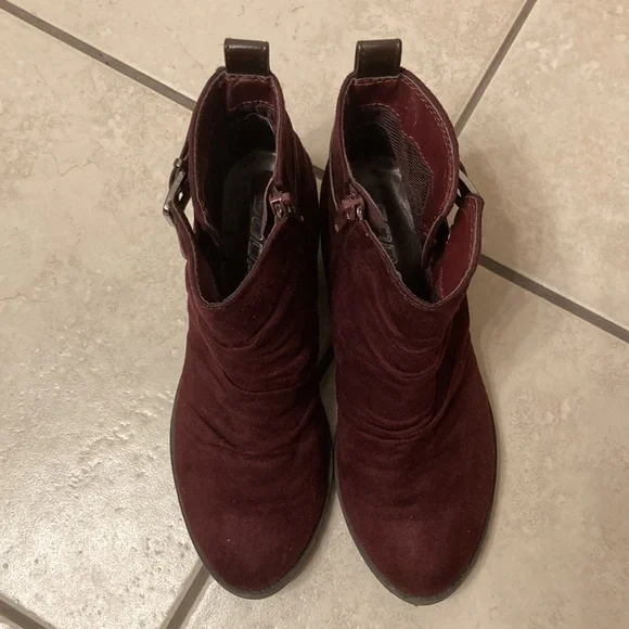 Burgundy colored booties, Soda brand, Size 6 - Picture 4 of 4